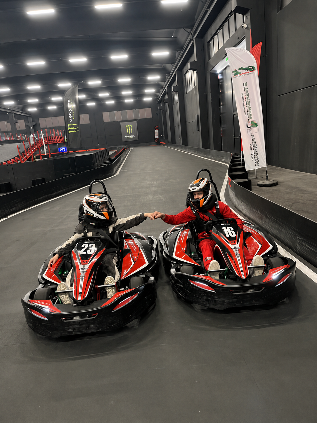 Dois pilotos de kart celebram juntos após uma experiência na pista